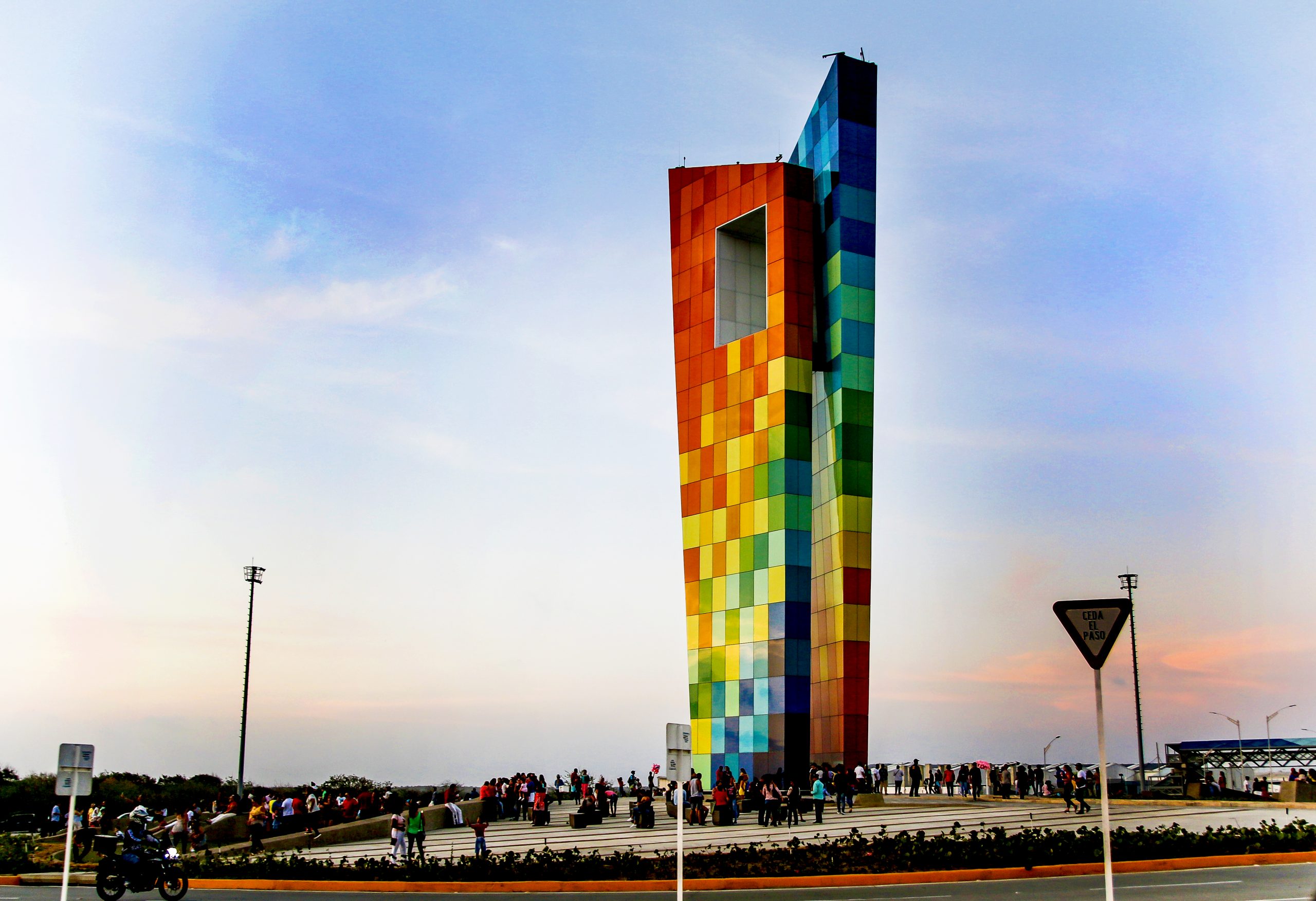 La Ventana al mundo es un monumento público ubicado en Barranquilla. Fue construido a finales de 2018 para coincidir con los XXIII Juegos Centroamericanos y del Caribe de los cuales la ciudad fue anfitriona. (Foto: Oscar Berrocal)