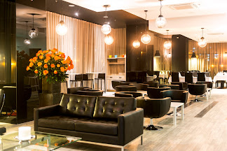 Lobby — © Diplomat Hotels (www.hotelesdiplomat.com). Hotel Wyndham Bogotá, Colombia. Fotografía: Mario Carvajal (www.mariocarvajal.com) / Asistente Julián Santacruz (www.juliansantacruz.com)